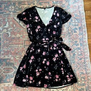 Divided H&M black floral velvet faux wrap v-neck short sleeve dress size 6, EUC